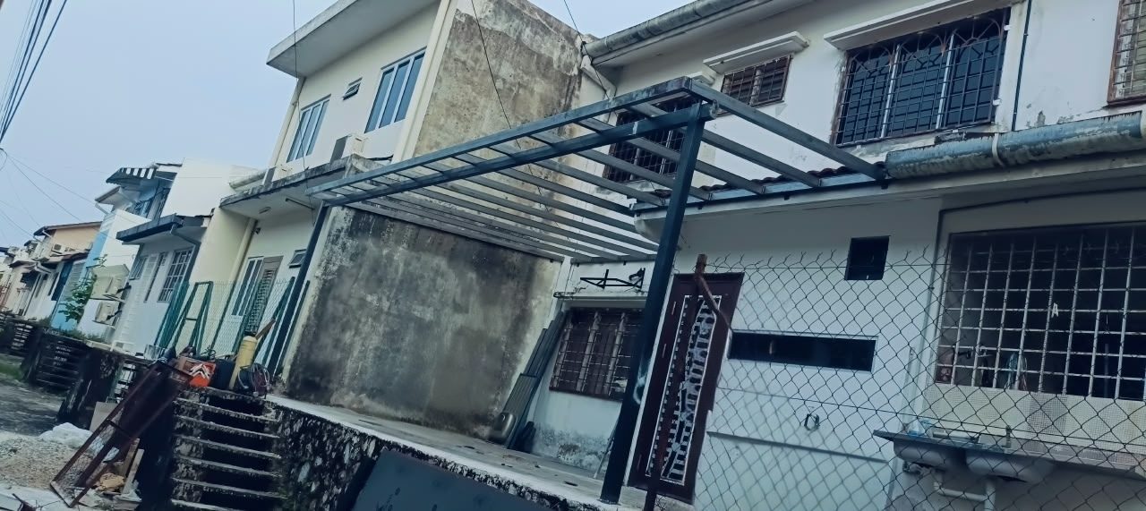Sebelum: rangka besi awning yang baru dikimpal, belum berbumbung